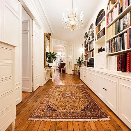 16th Arrondissement Luxury Living Apartment *
