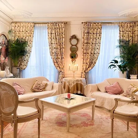 16th Arrondissement Luxury Living Apartment