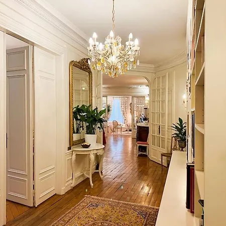 16th Arrondissement Luxury Living Apartment